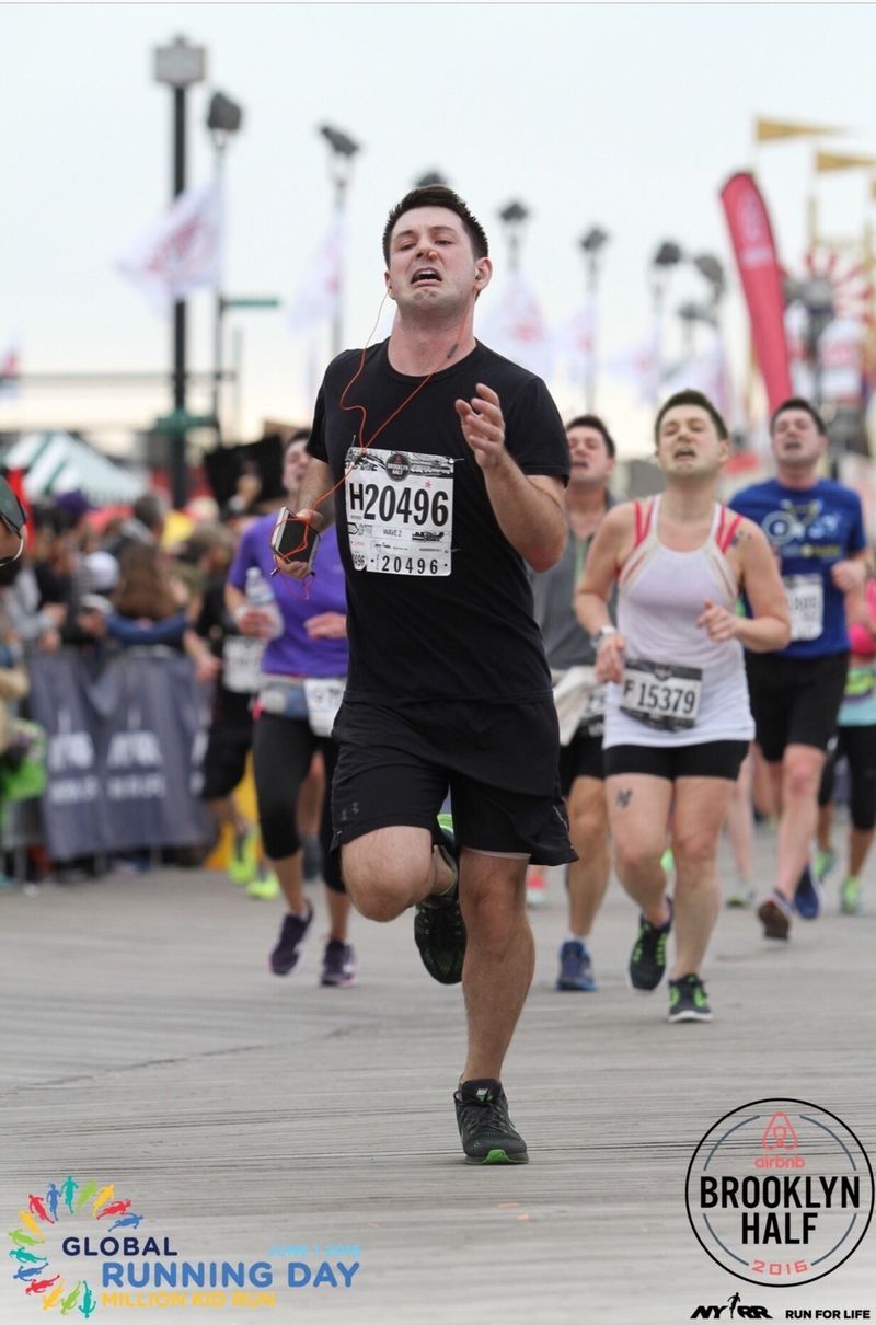 The internet is having a lot of fun with this marathon runner's photo
