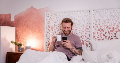 8 Things All Men do While Texting But Would Never Confess to Doing It
