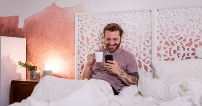 8 Things All Men do While Texting But Would Never Confess to Doing It