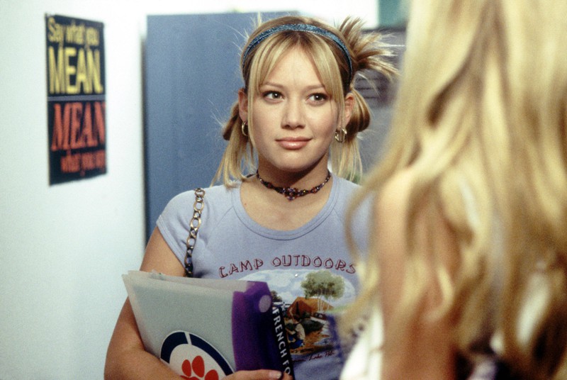 In "Lizzie McGuire", Hilary Duff wore chokers several times.