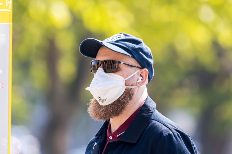 Some men have to get rid of their beards for wearing an FFP2 face mask.