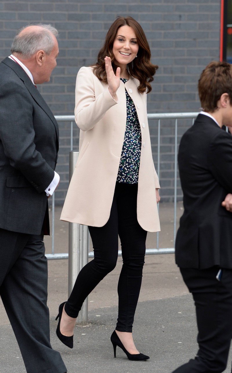 While Kate Middleton was pregnant with Prince Louis, she wore elegant and relaxed clothes.