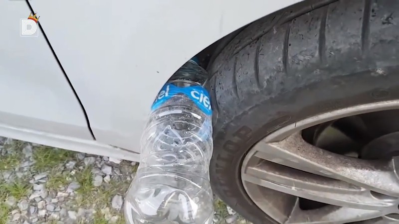 With a plastic bottle stuck in the wheel well, car thieves want to steal or take the car.