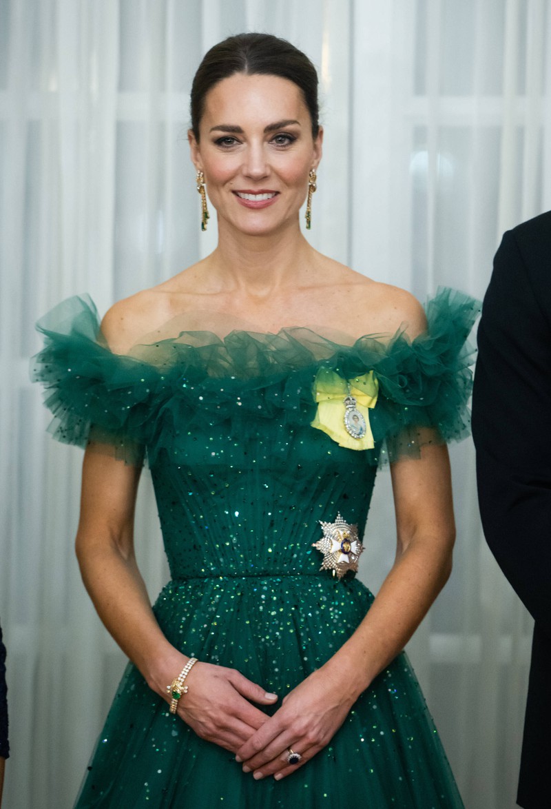 Duchess Kate attended a state dinner in Jamaica in a beautiful emerald green dress that honors both Princess Diana and the Queen.