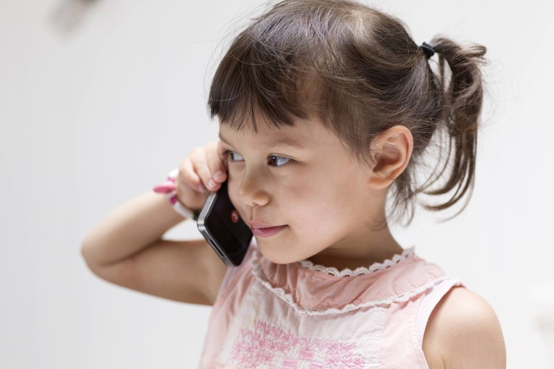 Une petite fille appelle le 911 pour sauver la vie de son père.