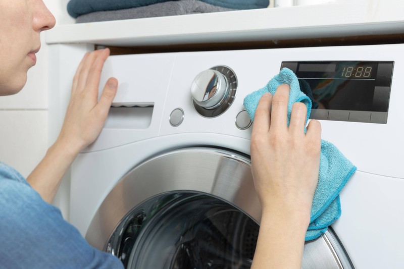 The washing machine compartment also needs to be cleaned.