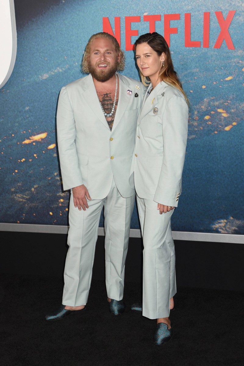 Jonah Hill and his girlfriend have almost the same height.
