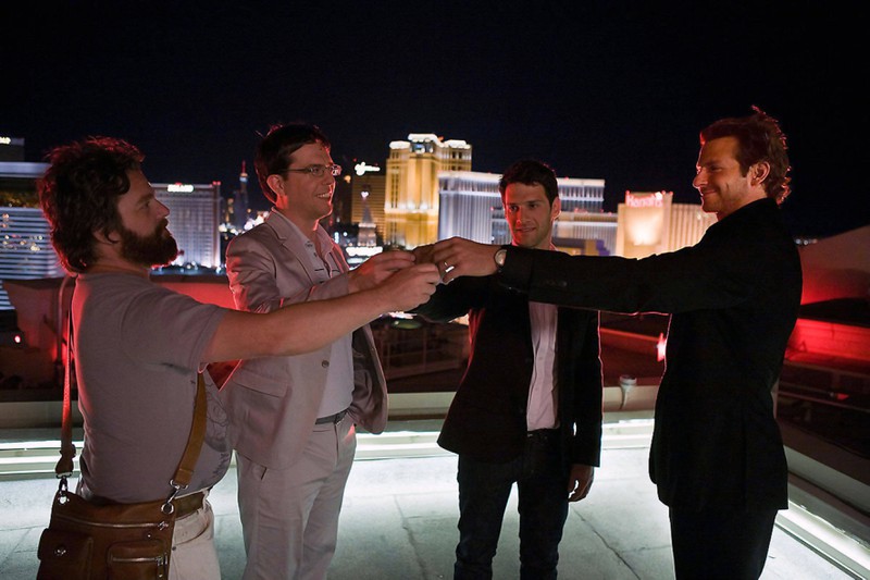 In "Hangover" the logical error is that nobody noticed that four drunken men were on the roof of a casino.
