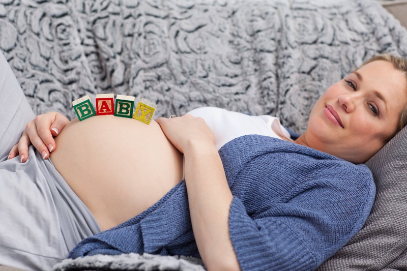 Femme enceinte avec des cubes sur son ventre