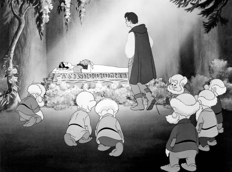 Juste avant d'embrasser une femme morte - ce qui est plus qu'étrange.