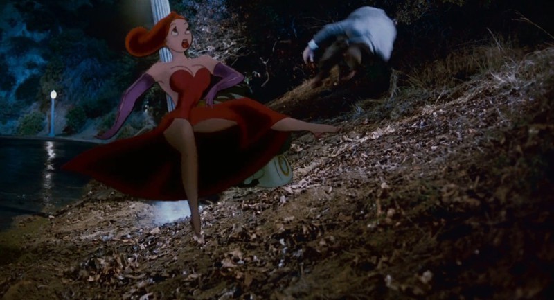 La robe ne couvrait pas grand-chose dès le départ.