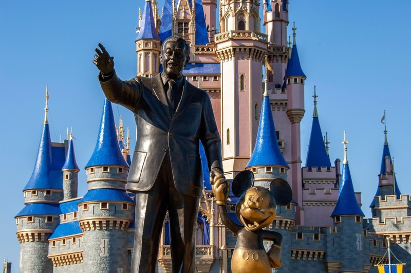 Statue de Walt Disney avec château et Mickey Mouse