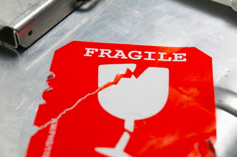 A "fragile" sticker already guarantees a better treatment of your luggage.