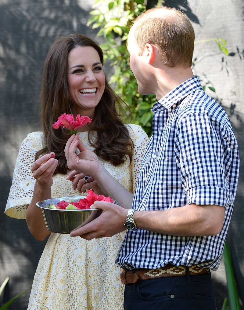La Duchesse Kate sourit au Prince Philip qui ne porte pas son alliance.