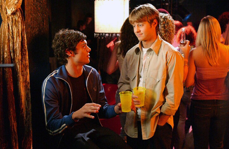 Adam Brody plays Seth Cohen in the serie
