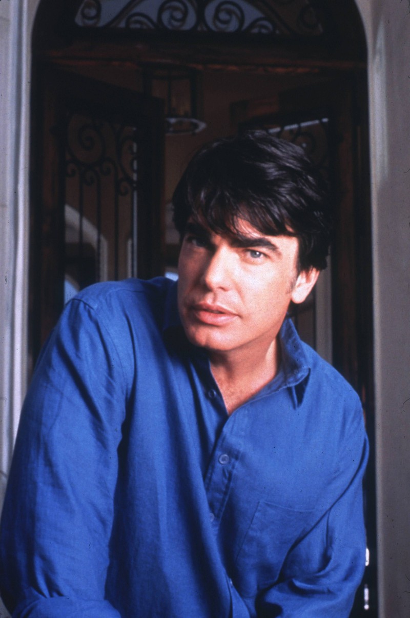 Peter Gallagher plays Sandy Cohen in the serie